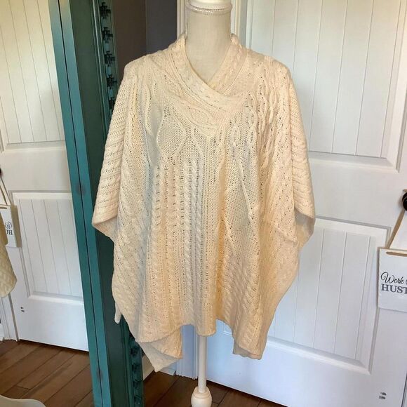 NWT Le Monde Cozy Cream Cable Knit Poncho - Picture 1 of 7